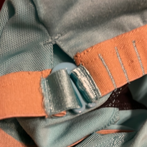 Lululemon top with bra. LN condition - Picture 9 of 9